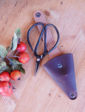 Scissors in Leather Pouch | Earth & Nest